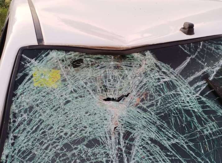 Imagen del parabrisas del vehículo que atropelló a la víctima del accidente/TA.